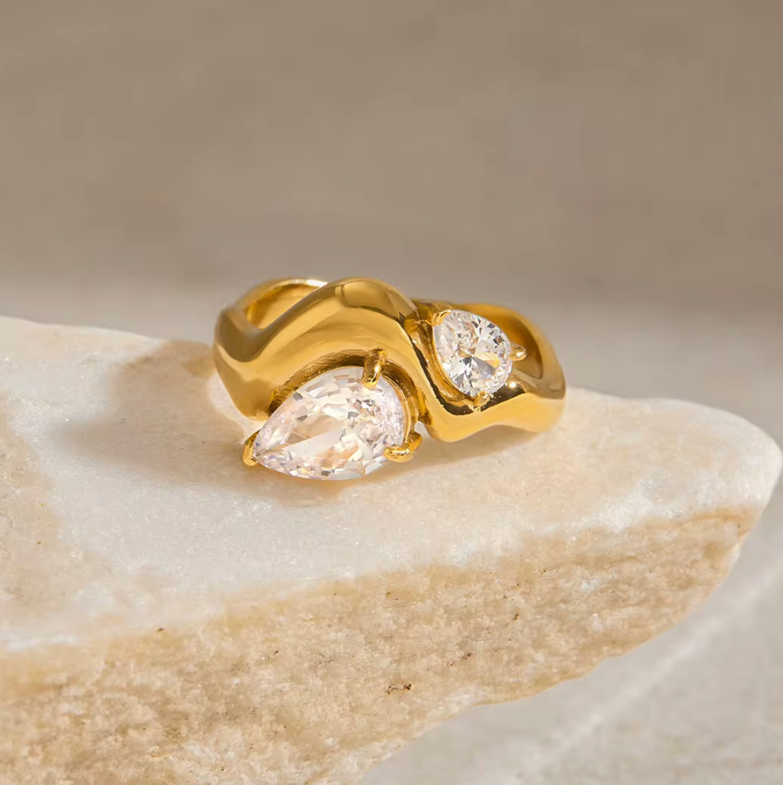 KATY DIAMOND TEARDROP GOLD RING