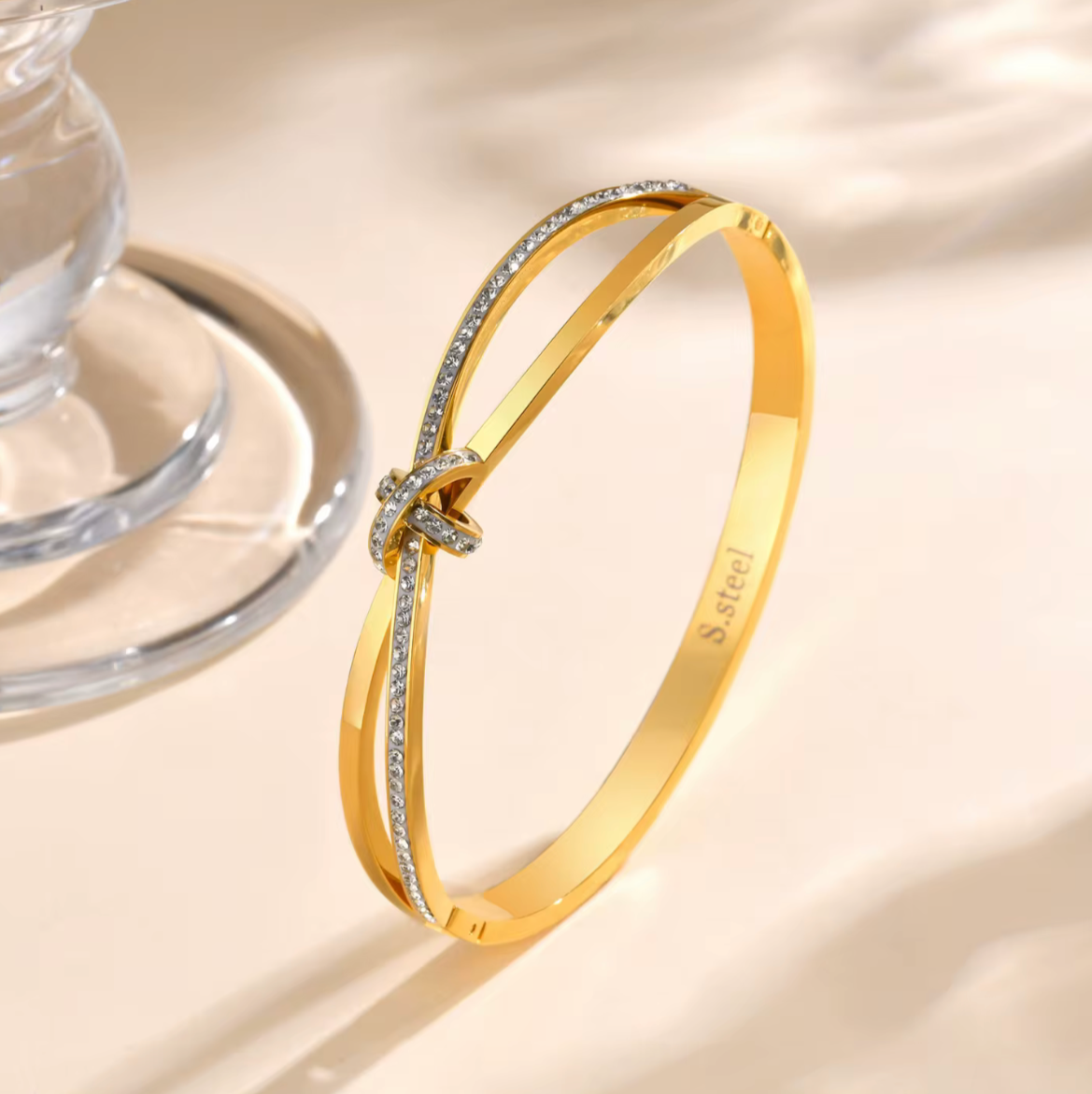 AMELIA KNOT BANGLE